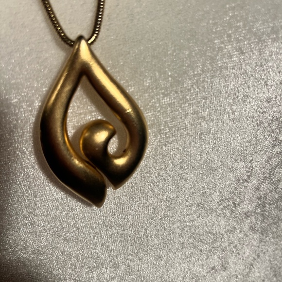 Classy gold tone necklace by Tifari - Picture 5 of 9